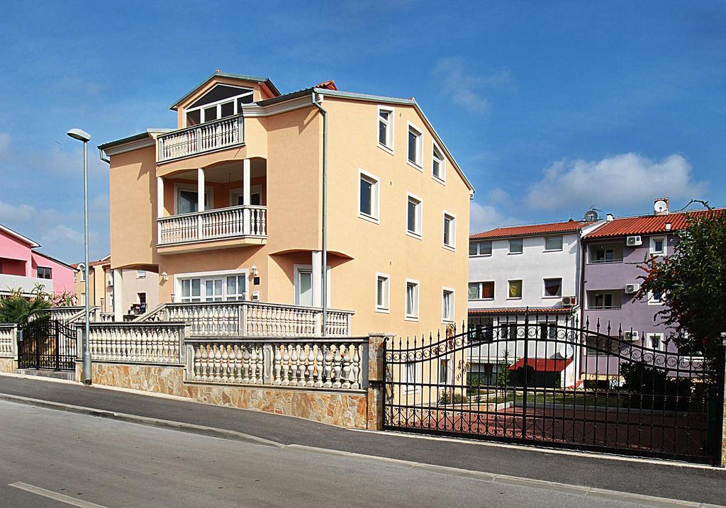 Apartment Vukadin Pula Extérieur photo